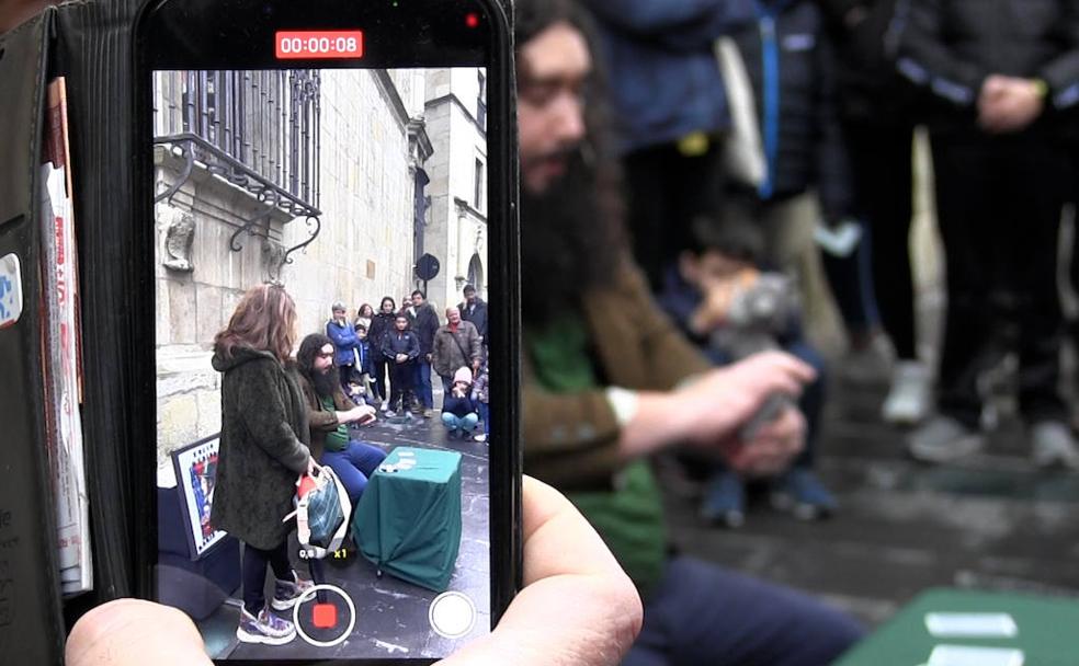 EL espectáculo Magia por Sorpresa de Xulio Merino llena de magia la calle Ancha