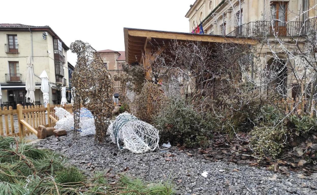 Las figuras del Belén ya aparecieron volcadas en la mañana de Navidad. 