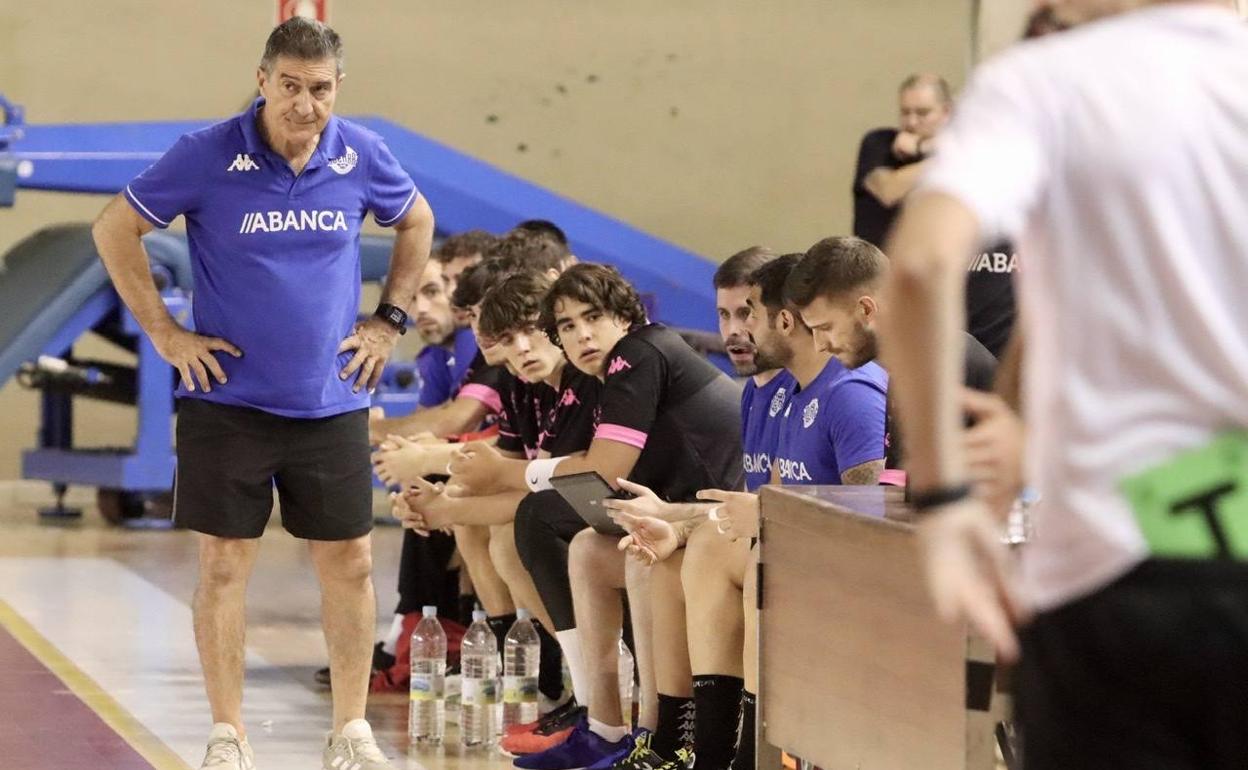 Manolo Cadenas, en un partido de la pretemporada estival con el Abanca Ademar.