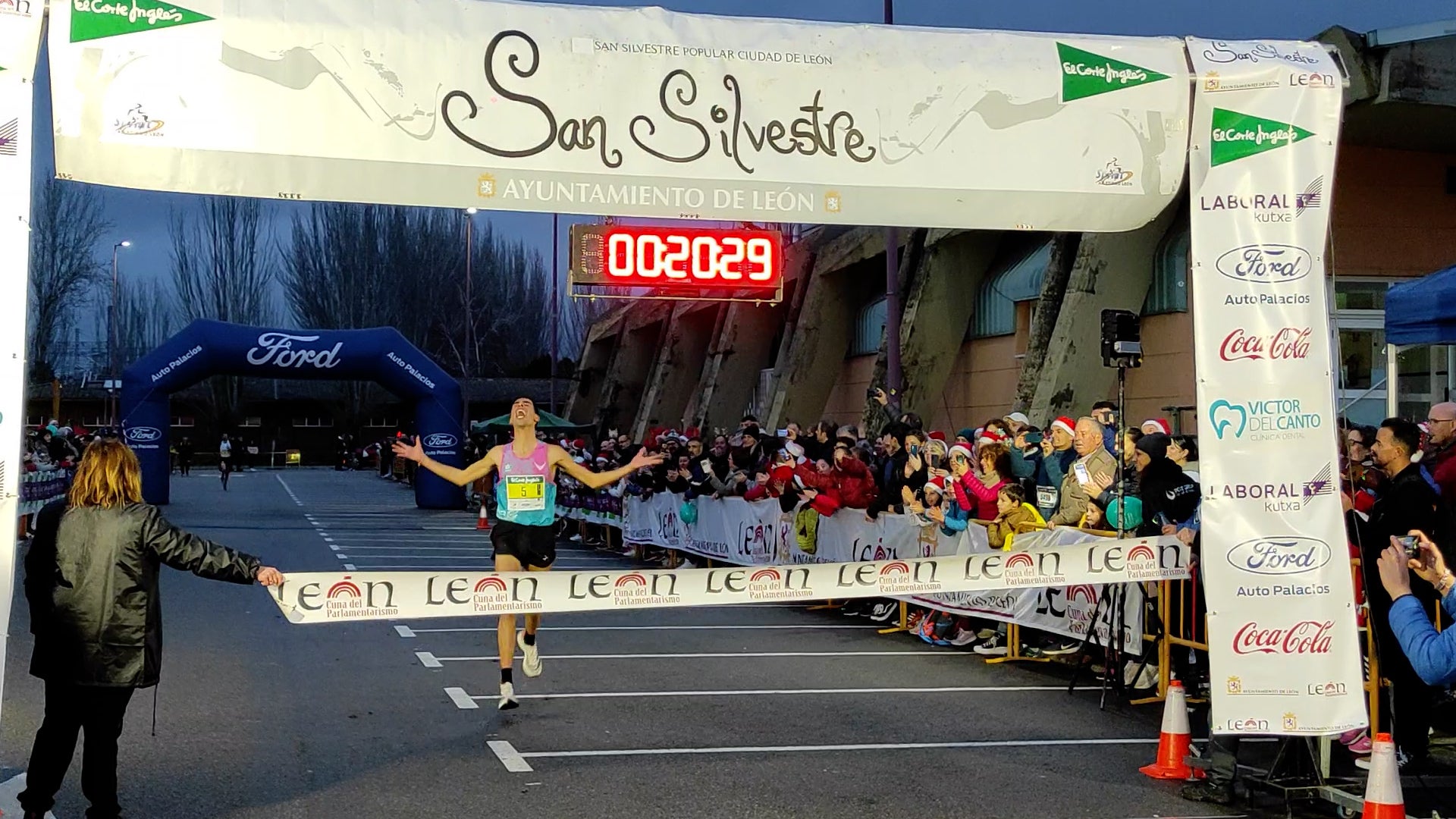 Daniel Alonso y Alicia Álvarez se llevan una San Silvestre que desafía a la lluvia