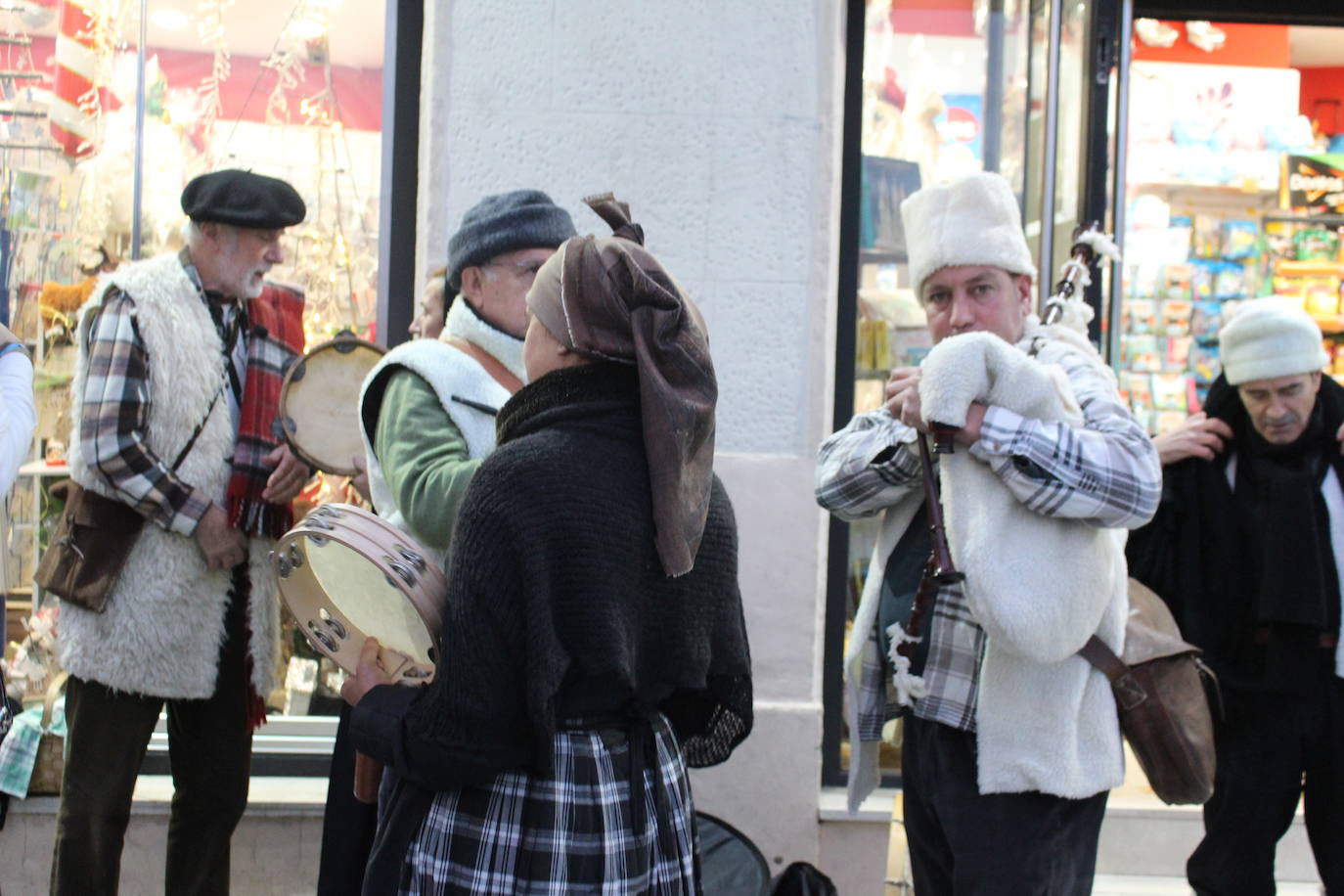 La Asociación para la recuperación de tradiciones antiguas García I ha recorrido los comercios de León pidiendo el aguinaldo.