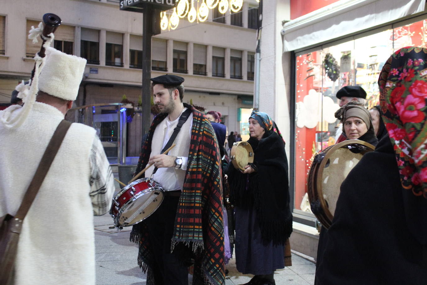 La Asociación para la recuperación de tradiciones antiguas García I ha recorrido los comercios de León pidiendo el aguinaldo.