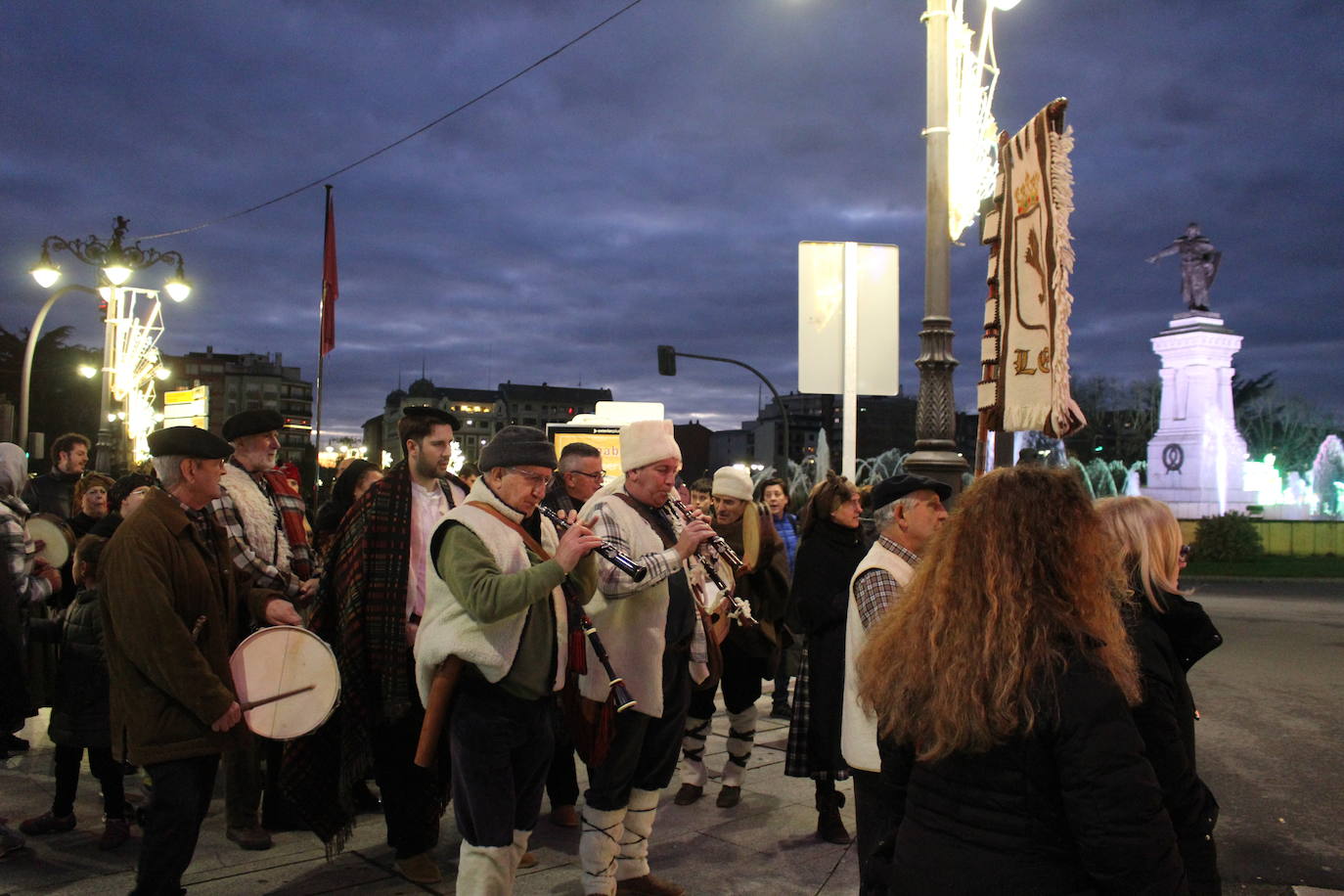 La Asociación para la recuperación de tradiciones antiguas García I ha recorrido los comercios de León pidiendo el aguinaldo.