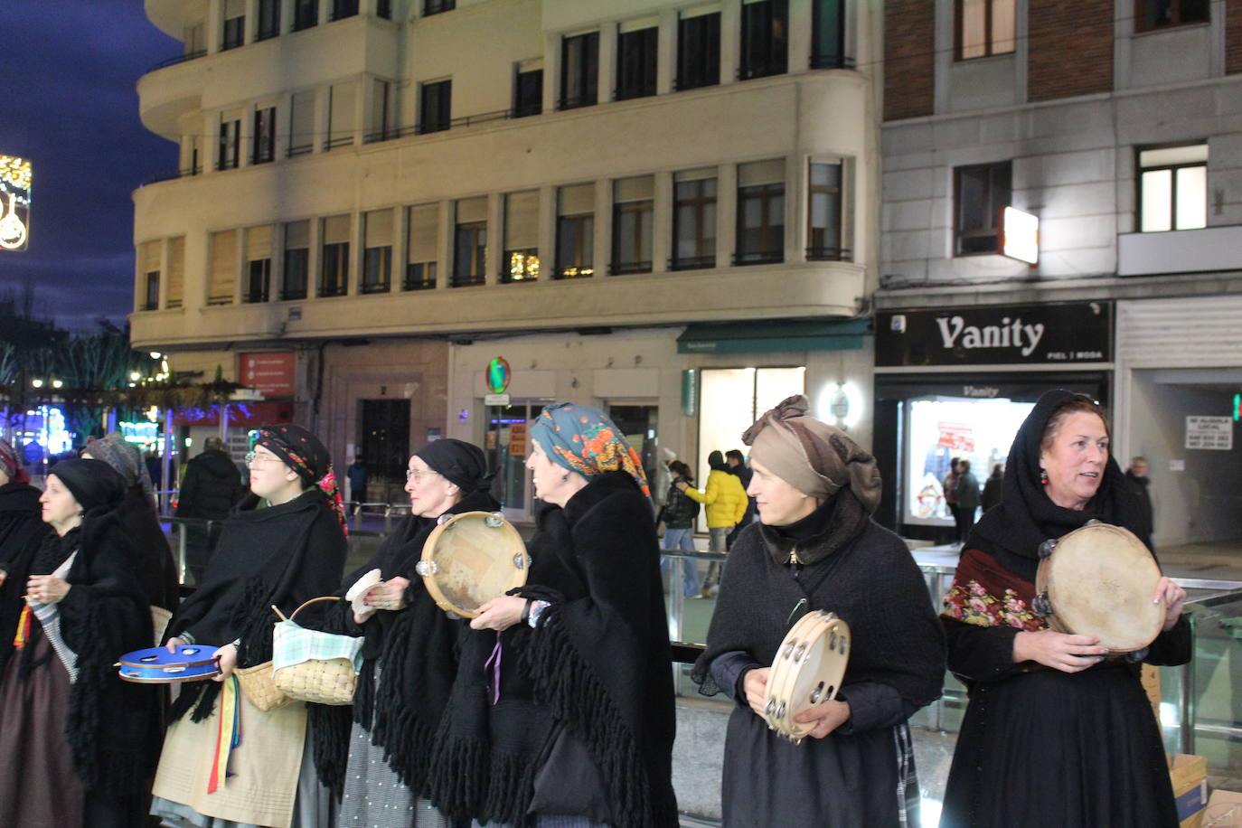 La Asociación para la recuperación de tradiciones antiguas García I ha recorrido los comercios de León pidiendo el aguinaldo.