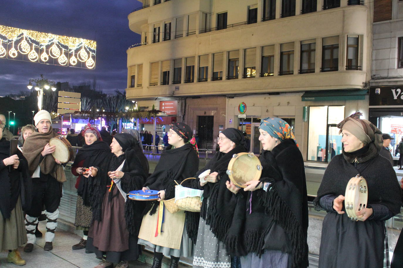 La Asociación para la recuperación de tradiciones antiguas García I ha recorrido los comercios de León pidiendo el aguinaldo.