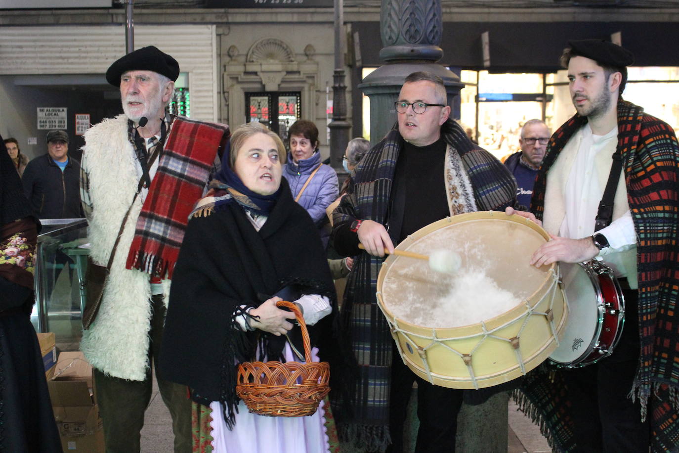 La Asociación para la recuperación de tradiciones antiguas García I ha recorrido los comercios de León pidiendo el aguinaldo.