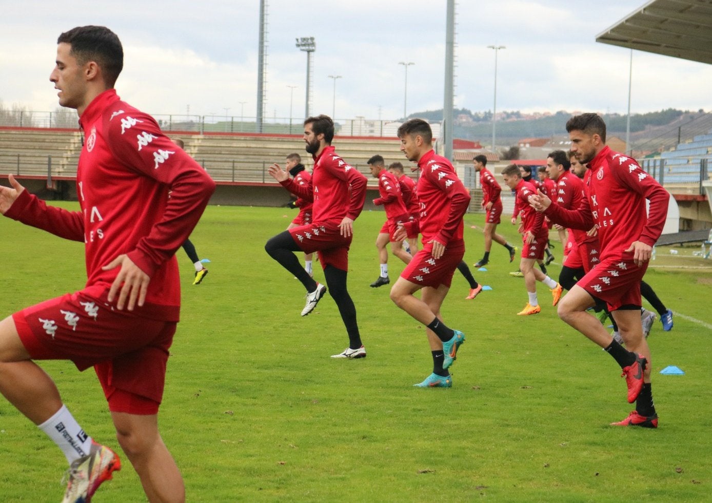 La Cultural regresa a los entrenamientos y espera al 'mercado de invierno'. La plantilla ha vuelto este martes a las sesiones de preparación en el Área Deportiva de Puente Castro.