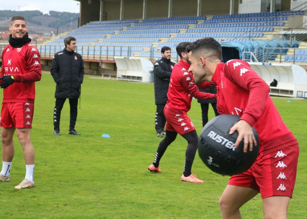 La Cultural regresa a los entrenamientos y espera al 'mercado de invierno'. La plantilla ha vuelto este martes a las sesiones de preparación en el Área Deportiva de Puente Castro.