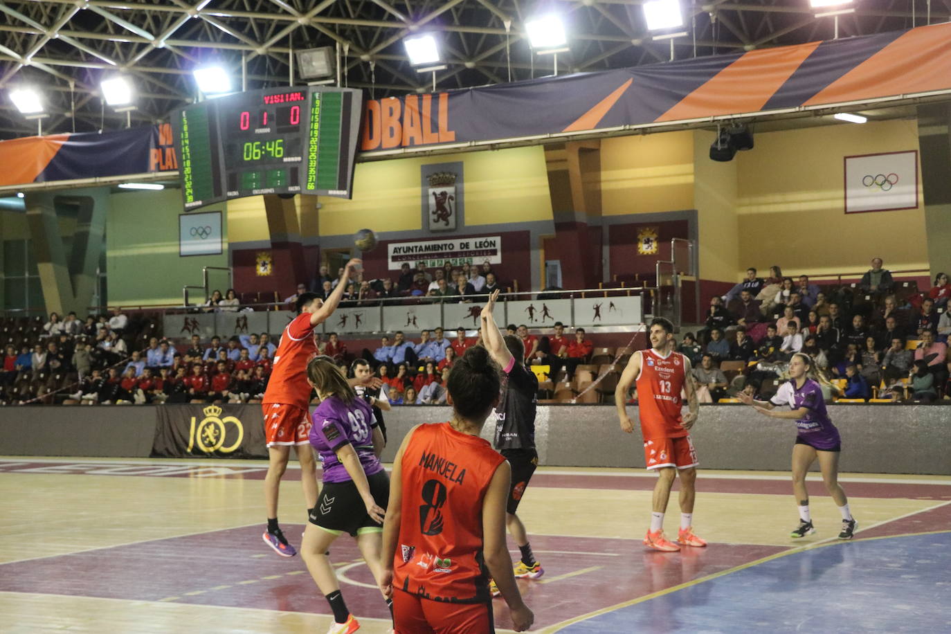 Los clubes deportivos y los ciudadanos de León se vuelcan en la celebración del acto solidario 'Reto Centenario Único'.