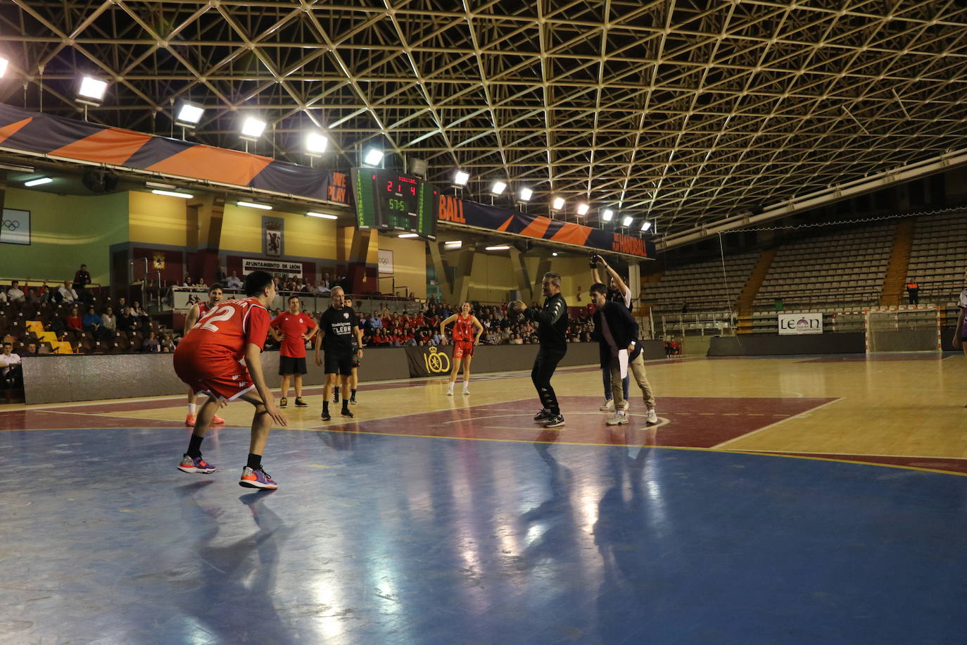 Los clubes deportivos y los ciudadanos de León se vuelcan en la celebración del acto solidario 'Reto Centenario Único'.