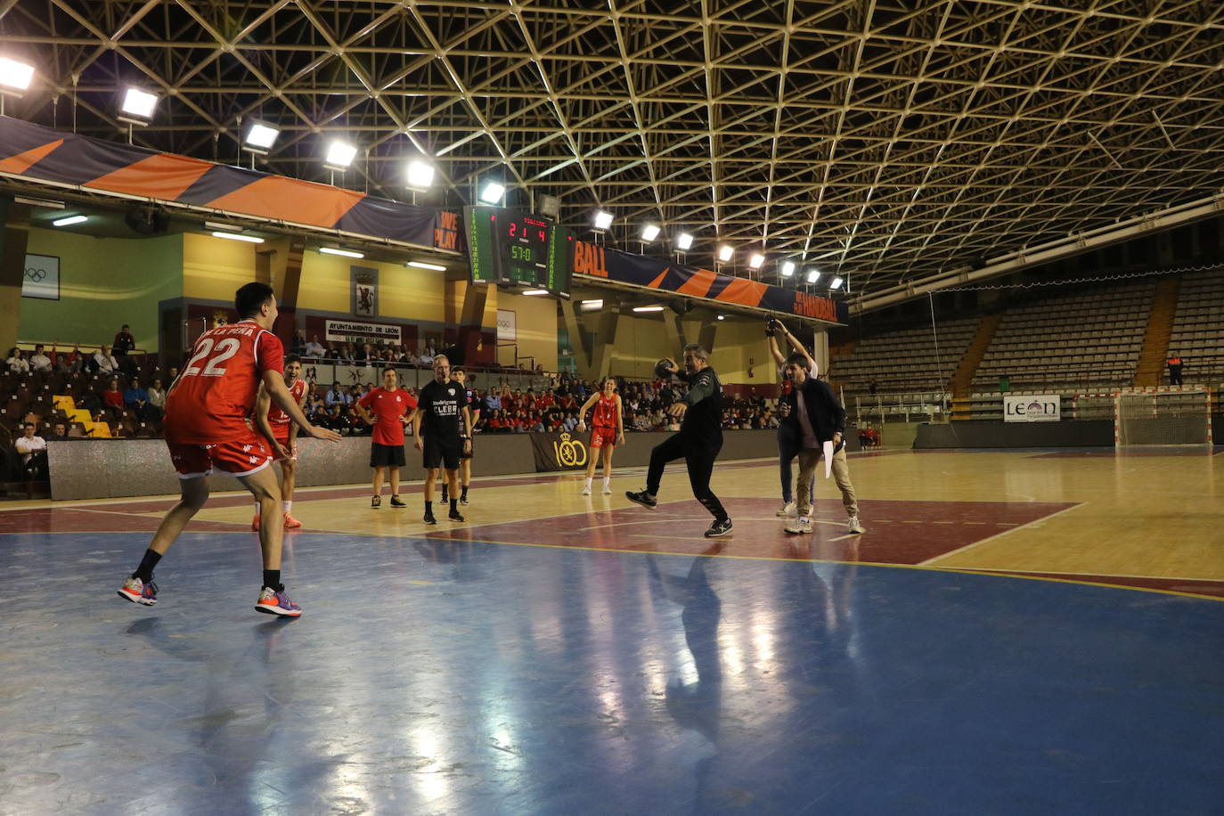 Los clubes deportivos y los ciudadanos de León se vuelcan en la celebración del acto solidario 'Reto Centenario Único'.