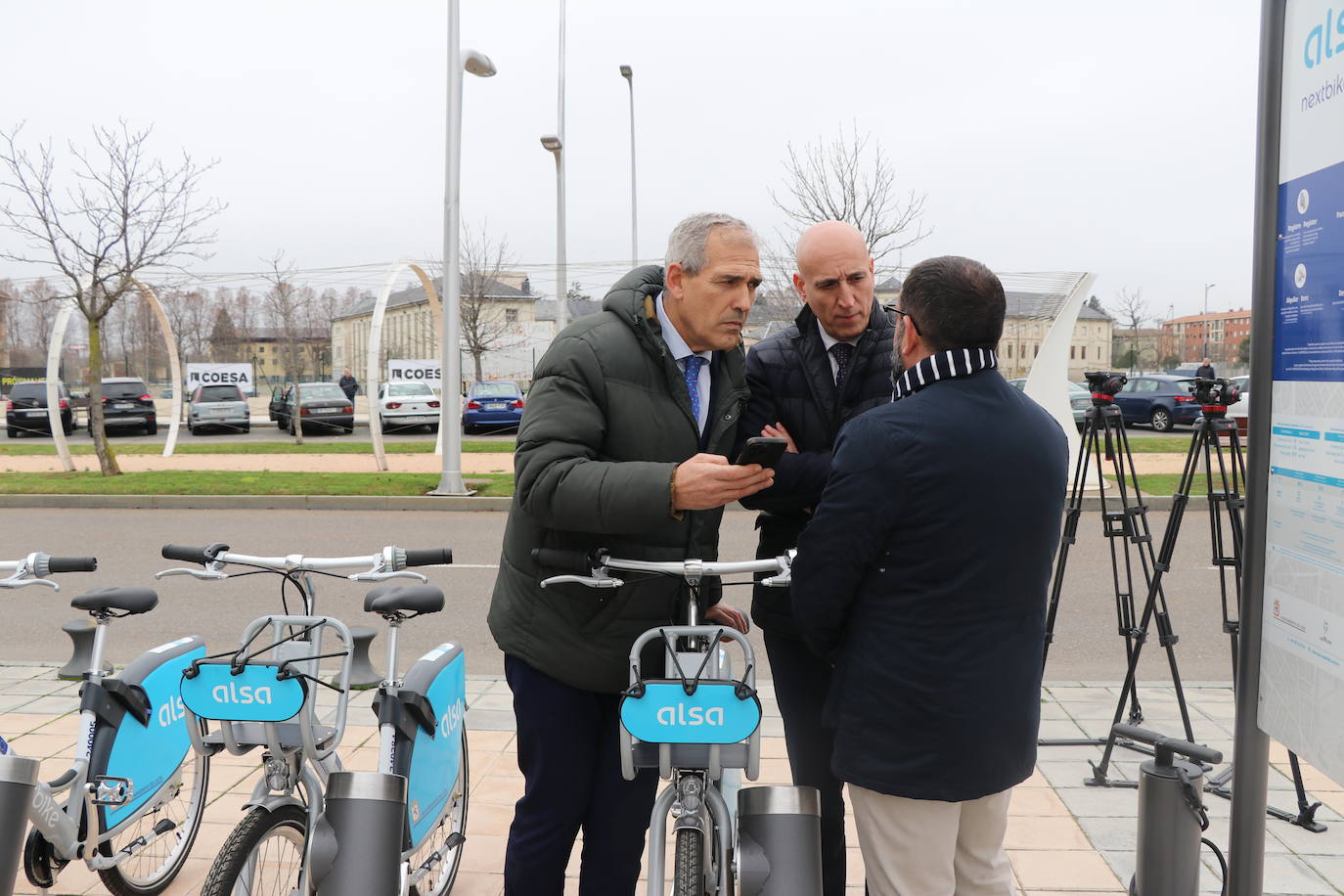 El alcalde de León, José Antonio Diez, junto con el concejal de Movilidad, Vicente Canuria, han presentado una nueva estacion de préstamo de bicicletas en el barrio de La Lastra, frente al edificio del Incibe.