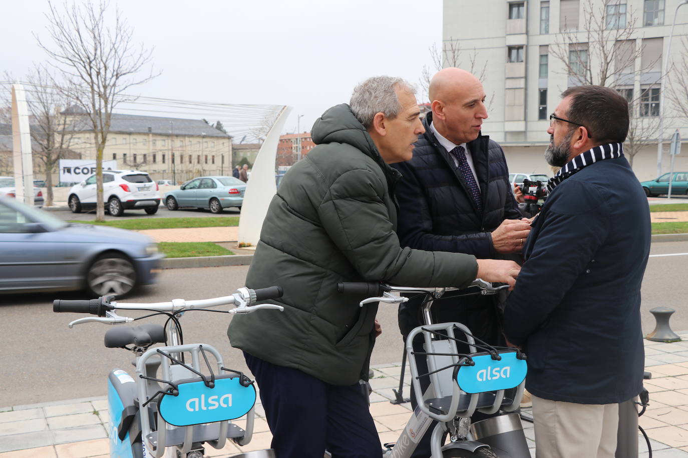 El alcalde de León, José Antonio Diez, junto con el concejal de Movilidad, Vicente Canuria, han presentado una nueva estacion de préstamo de bicicletas en el barrio de La Lastra, frente al edificio del Incibe.