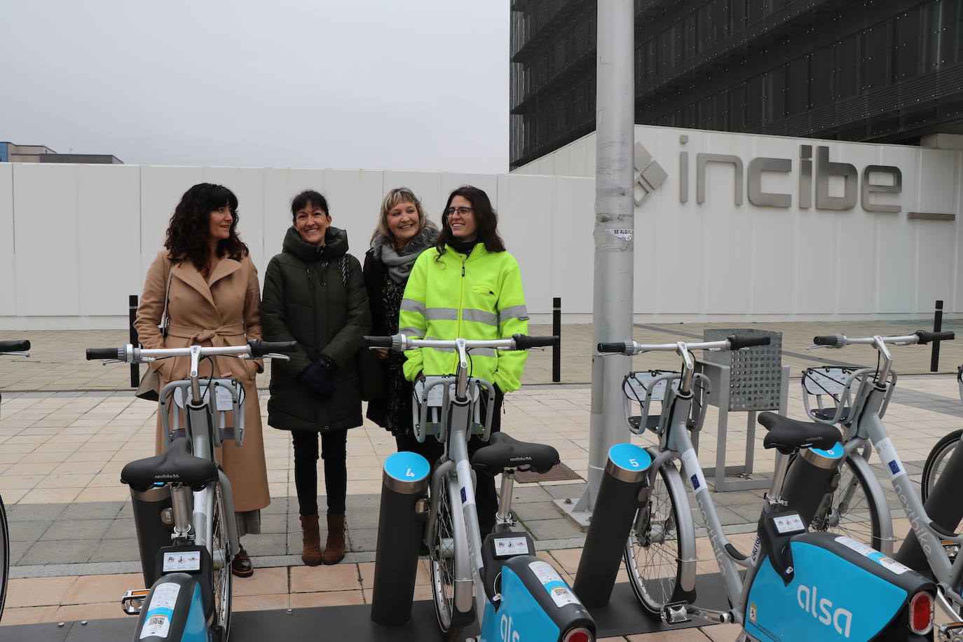 El alcalde de León, José Antonio Diez, junto con el concejal de Movilidad, Vicente Canuria, han presentado una nueva estacion de préstamo de bicicletas en el barrio de La Lastra, frente al edificio del Incibe.