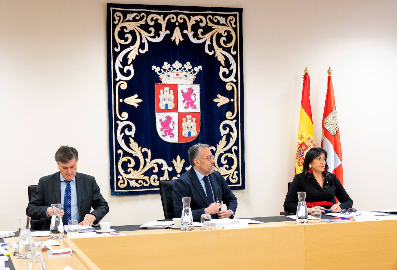 Reunión de la Mesa de las Cortes de Castilla y León, presidida por el presidente de las Cortes, Carlos Pollán, el vicepresidente primero, Javier Vázquez, y la vicepresidenta segunda, Ana Sánchez
