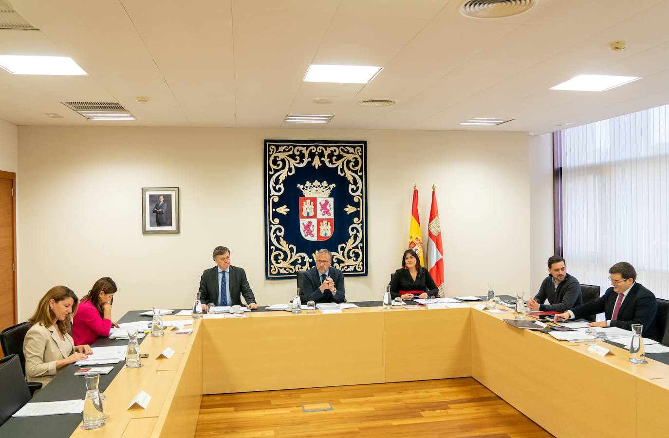 Reunión de la Mesa de las Cortes de Castilla y León, presidida por el presidente de las Cortes, Carlos Pollán, el vicepresidente primero, Javier Vázquez, y la vicepresidenta segunda, Ana Sánchez