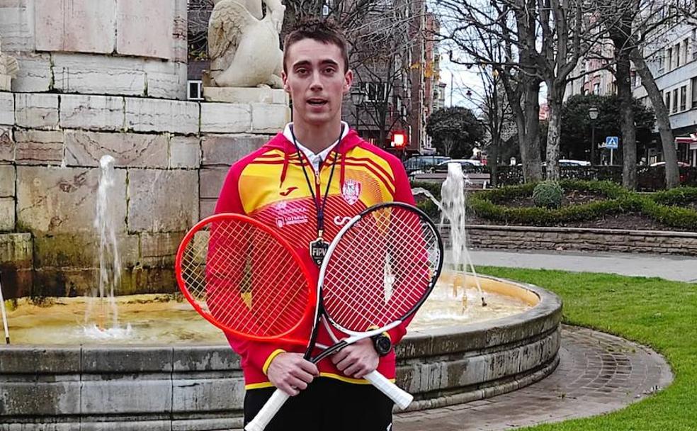 Álvaro Moreno, militar de carrera y natural de Navatejera, gana el Mundial de Frontenis 2022.