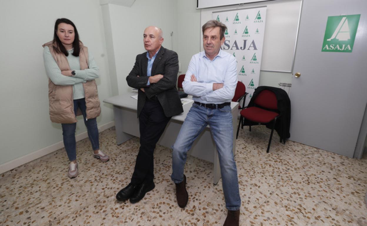 El presidente de Asaja León, Arsenio García, el secretario general, José Antonio Turrado, y la vicepresidenta y delegada en El Bierzo, Begoña Bello, valoraron el año agrario en la comarca. 