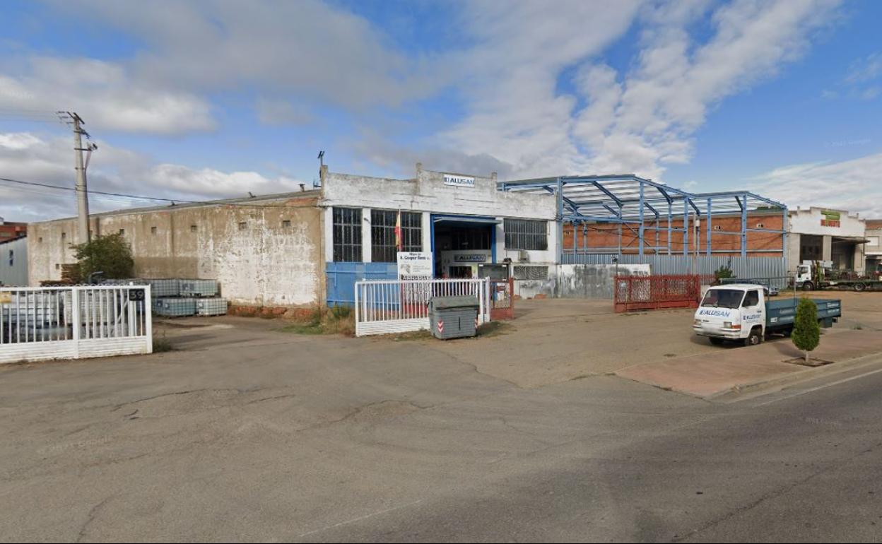 Imagen de la nave industrial en la que se ha producido el terrible suceso en la zona de La Bañeza.
