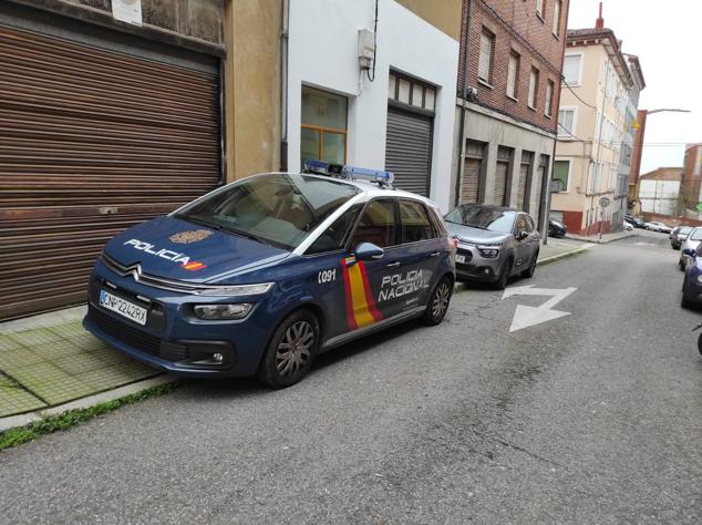 La Policía Nacional registra durante tres horas la vivienda del acusado de matar a su madre en el barrio de San Esteban. El detenido, que ha estado presente en el registro policial, reconoce la mala relación con su progenitora pero no confiesa la autoría. La Policía Judicial agota los plazos legales y suma evidencias para llevar ante el juez del caso. 