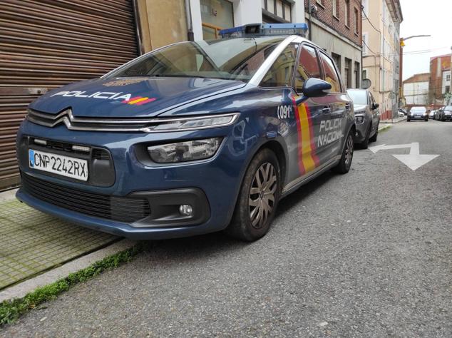 La Policía Nacional registra durante tres horas la vivienda del acusado de matar a su madre en el barrio de San Esteban. El detenido, que ha estado presente en el registro policial, reconoce la mala relación con su progenitora pero no confiesa la autoría. La Policía Judicial agota los plazos legales y suma evidencias para llevar ante el juez del caso. 