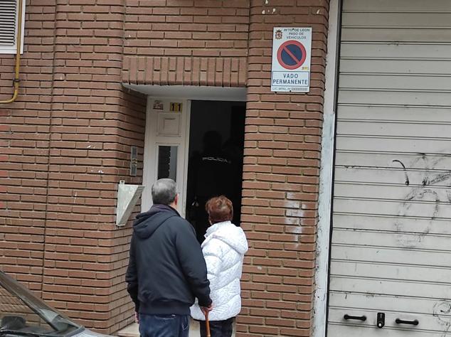 La Policía Nacional registra durante tres horas la vivienda del acusado de matar a su madre en el barrio de San Esteban. El detenido, que ha estado presente en el registro policial, reconoce la mala relación con su progenitora pero no confiesa la autoría. La Policía Judicial agota los plazos legales y suma evidencias para llevar ante el juez del caso. 