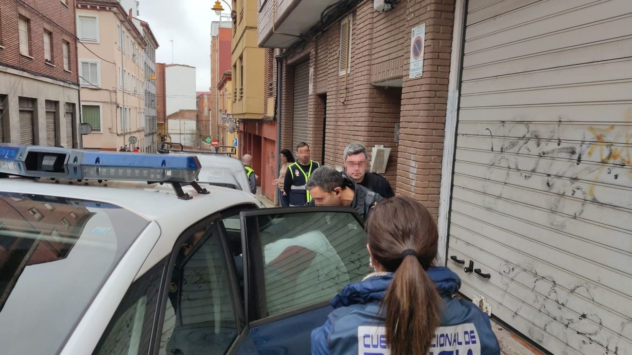 La Policía Nacional registra durante tres horas la vivienda del acusado de matar a su madre en el barrio de San Esteban. El detenido, que ha estado presente en el registro policial, reconoce la mala relación con su progenitora pero no confiesa la autoría. La Policía Judicial agota los plazos legales y suma evidencias para llevar ante el juez del caso. 