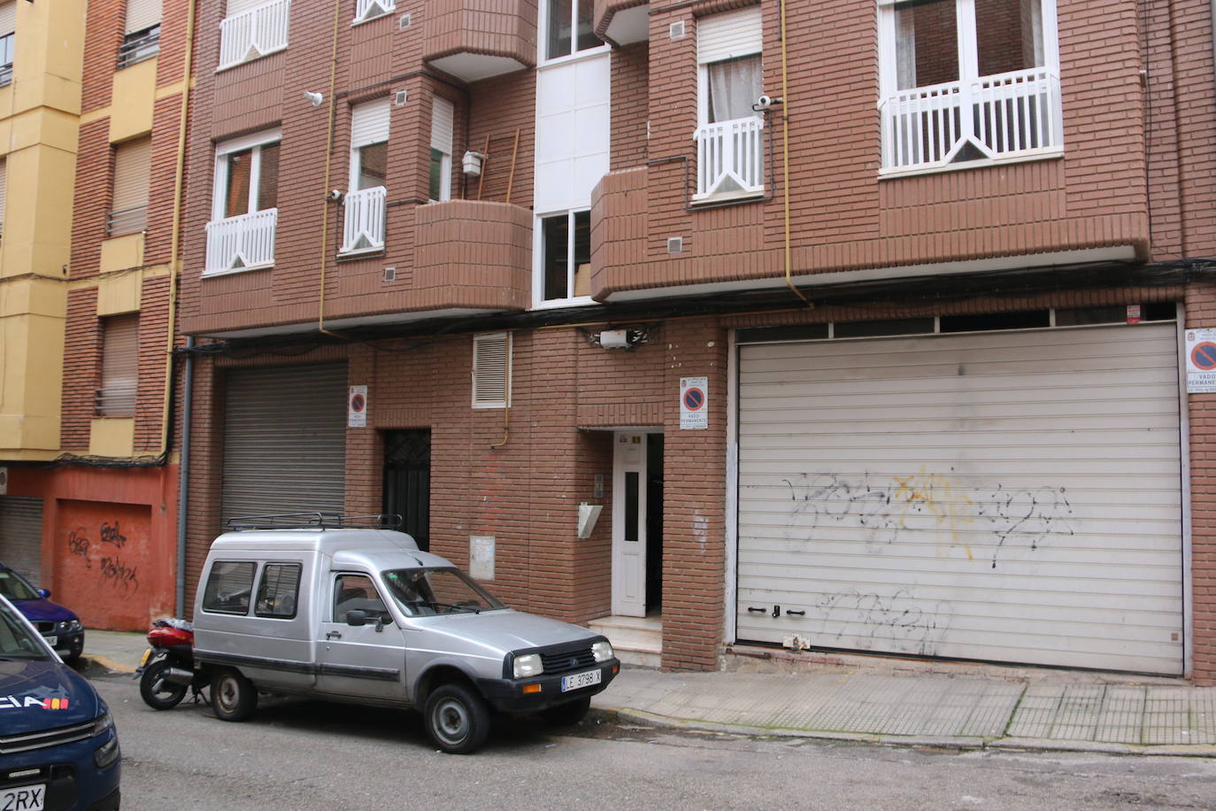 La Policía Nacional registra durante tres horas la vivienda del acusado de matar a su madre en el barrio de San Esteban. El detenido, que ha estado presente en el registro policial, reconoce la mala relación con su progenitora pero no confiesa la autoría. La Policía Judicial agota los plazos legales y suma evidencias para llevar ante el juez del caso. 