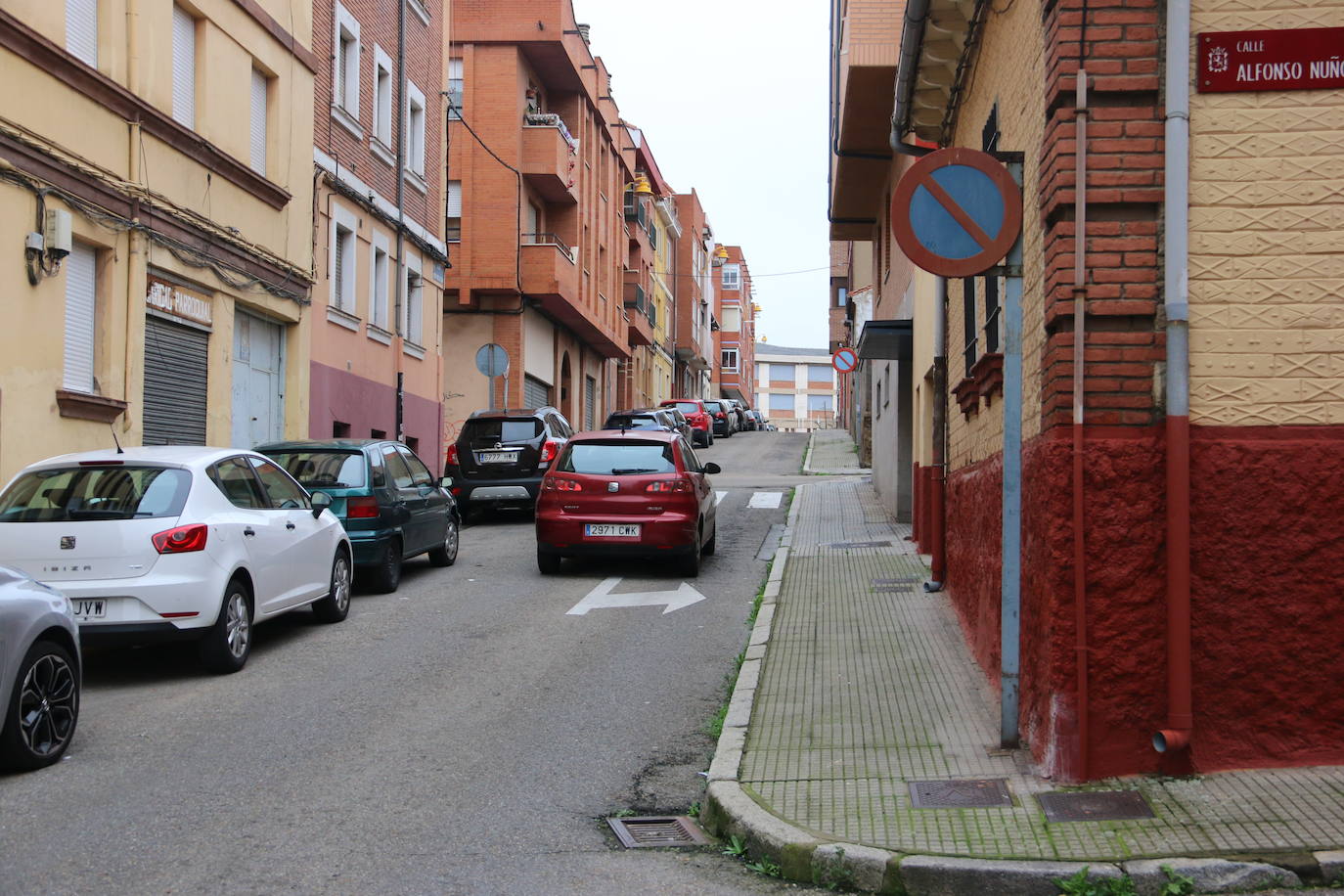 La Policía Nacional registra durante tres horas la vivienda del acusado de matar a su madre en el barrio de San Esteban. El detenido, que ha estado presente en el registro policial, reconoce la mala relación con su progenitora pero no confiesa la autoría. La Policía Judicial agota los plazos legales y suma evidencias para llevar ante el juez del caso. 