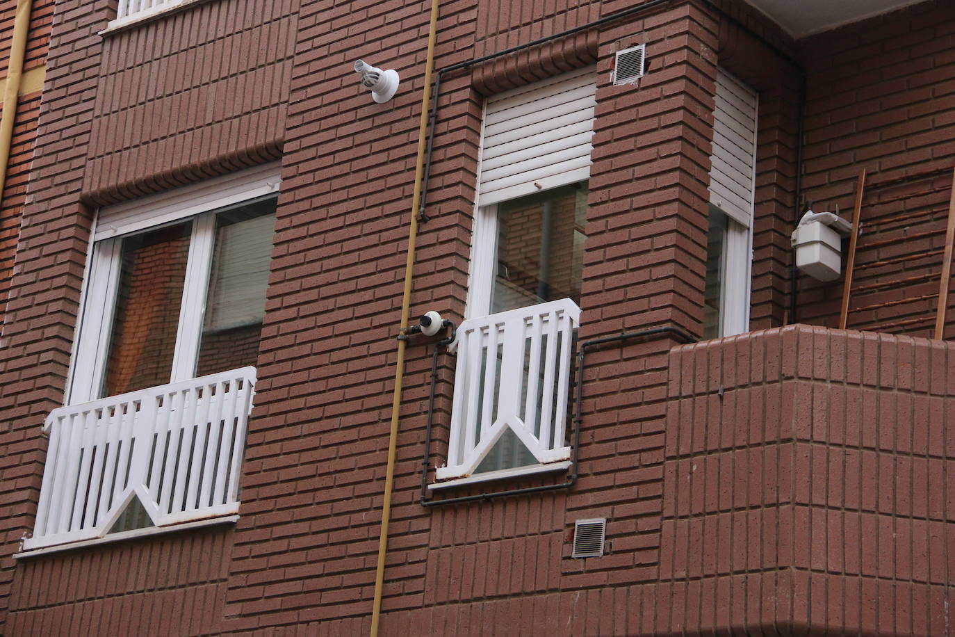 La Policía Nacional registra durante tres horas la vivienda del acusado de matar a su madre en el barrio de San Esteban. El detenido, que ha estado presente en el registro policial, reconoce la mala relación con su progenitora pero no confiesa la autoría. La Policía Judicial agota los plazos legales y suma evidencias para llevar ante el juez del caso. 