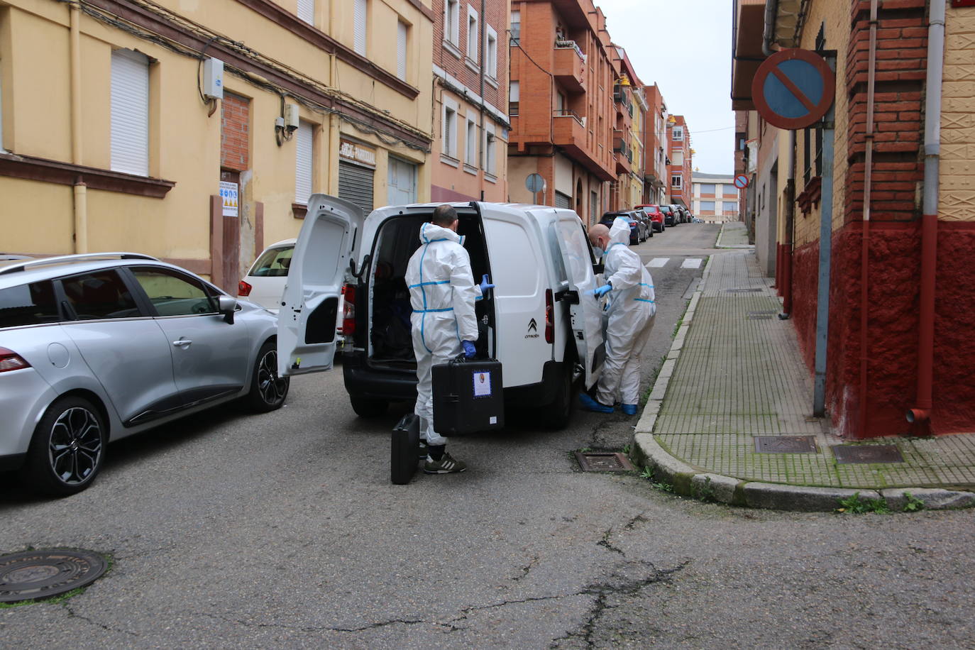 La Policía Nacional registra durante tres horas la vivienda del acusado de matar a su madre en el barrio de San Esteban. El detenido, que ha estado presente en el registro policial, reconoce la mala relación con su progenitora pero no confiesa la autoría. La Policía Judicial agota los plazos legales y suma evidencias para llevar ante el juez del caso. 