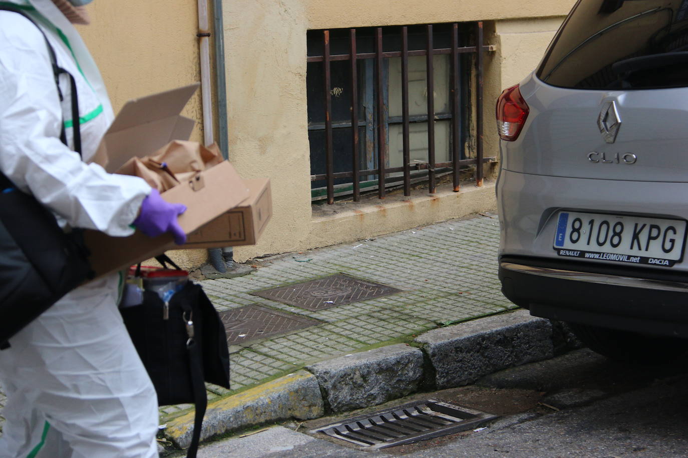 La Policía Nacional registra durante tres horas la vivienda del acusado de matar a su madre en el barrio de San Esteban. El detenido, que ha estado presente en el registro policial, reconoce la mala relación con su progenitora pero no confiesa la autoría. La Policía Judicial agota los plazos legales y suma evidencias para llevar ante el juez del caso. 