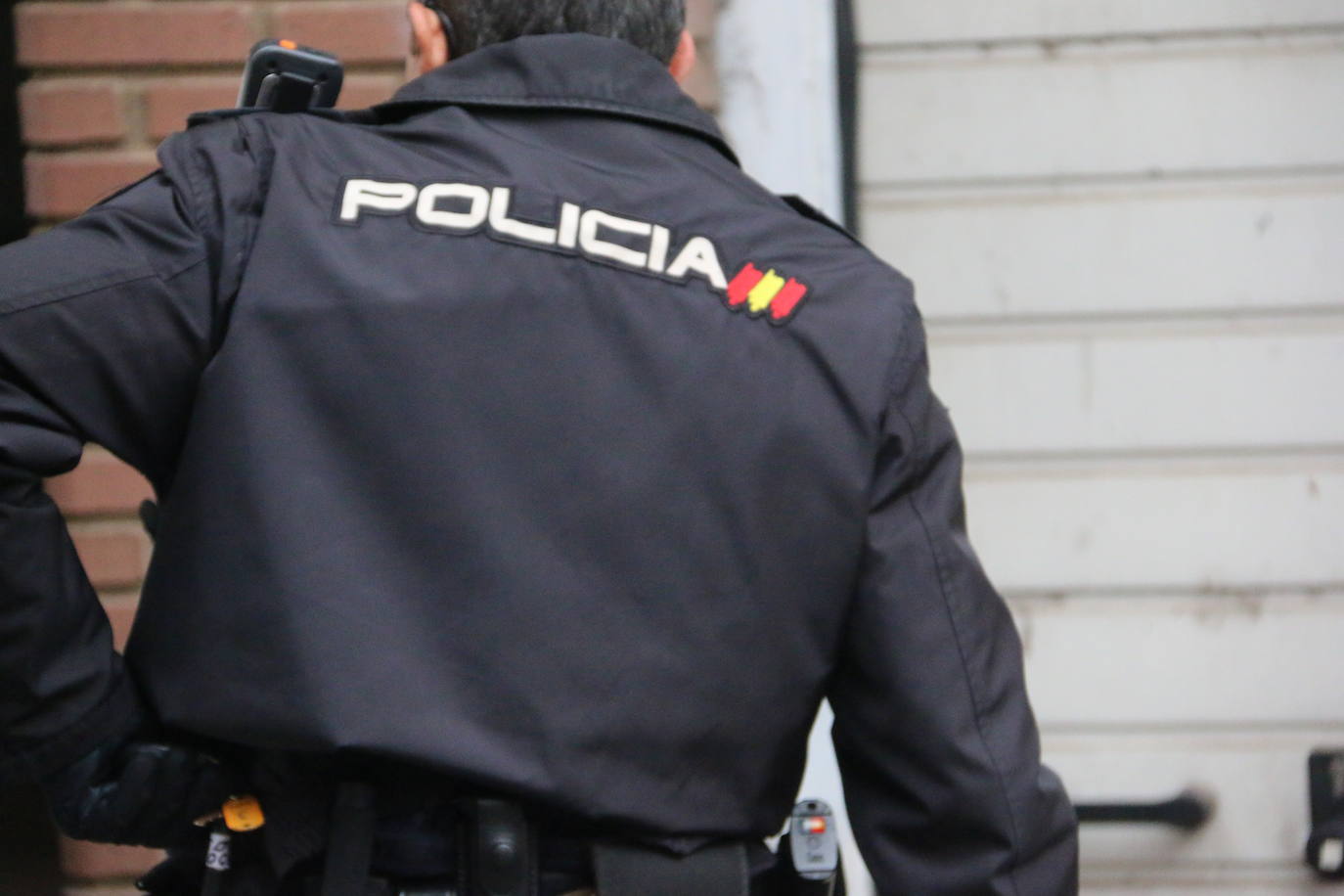 La Policía Nacional registra durante tres horas la vivienda del acusado de matar a su madre en el barrio de San Esteban. El detenido, que ha estado presente en el registro policial, reconoce la mala relación con su progenitora pero no confiesa la autoría. La Policía Judicial agota los plazos legales y suma evidencias para llevar ante el juez del caso. 