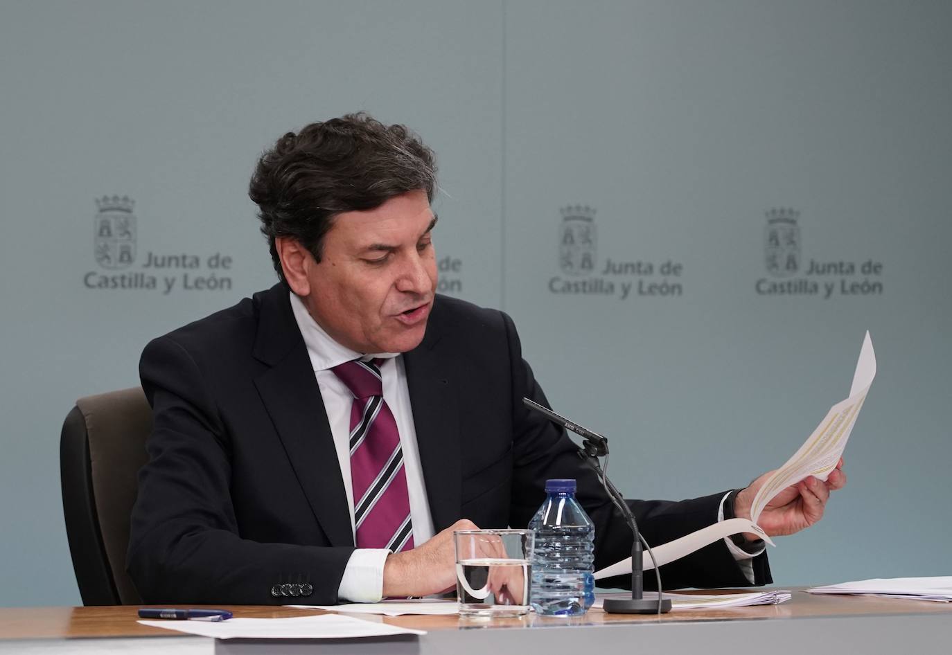 El consejero de Economía y Hacienda y portavoz, Carlos Fernández Carriedo, comparece en rueda de prensa posterior al Consejo de Gobierno.