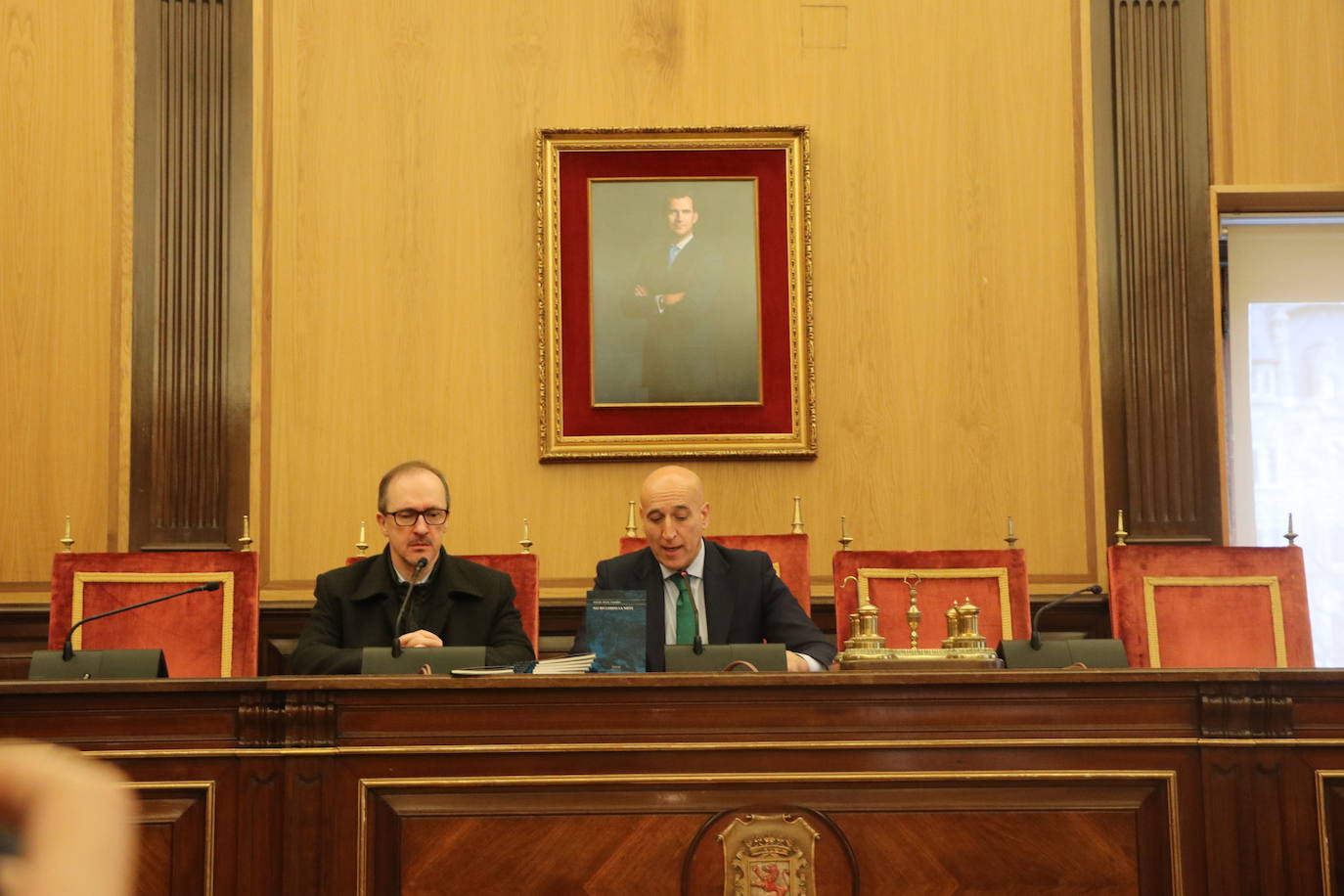 Acto de entrega del premio de poesía González de Lama a Miguel Ángel Zamora.