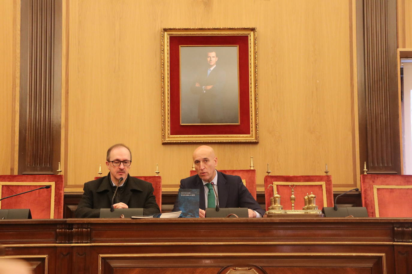 Acto de entrega del premio de poesía González de Lama a Miguel Ángel Zamora.