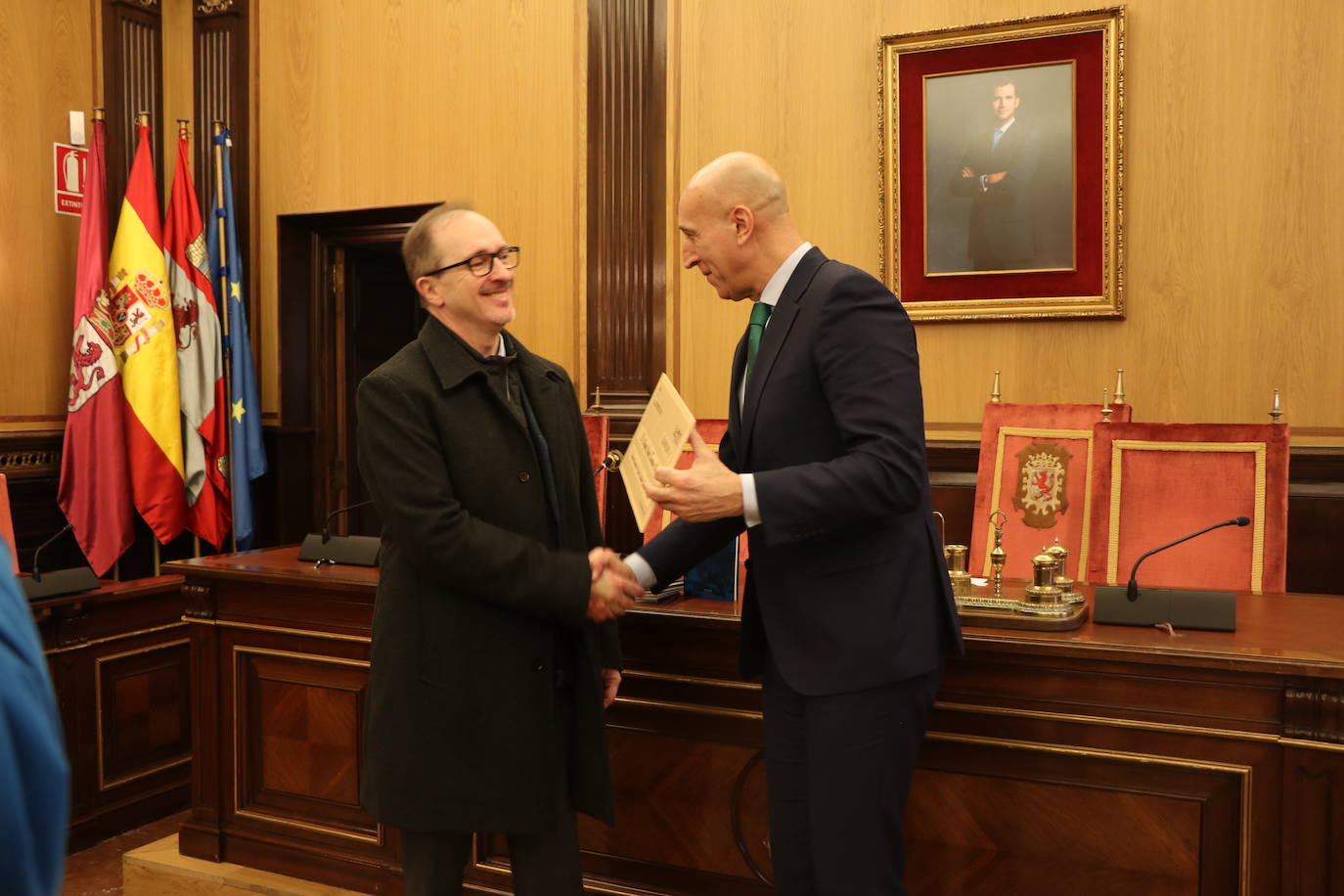 Acto de entrega del premio de poesía González de Lama a Miguel Ángel Zamora.