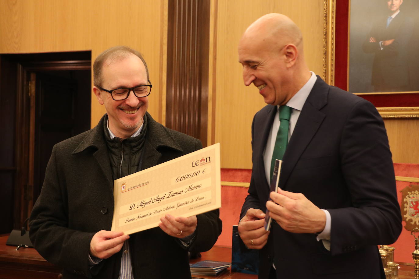 Acto de entrega del premio de poesía González de Lama a Miguel Ángel Zamora.