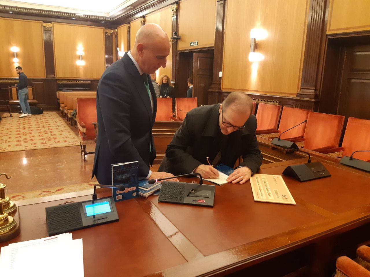 Acto de entrega del premio de poesía González de Lama a Miguel Ángel Zamora.