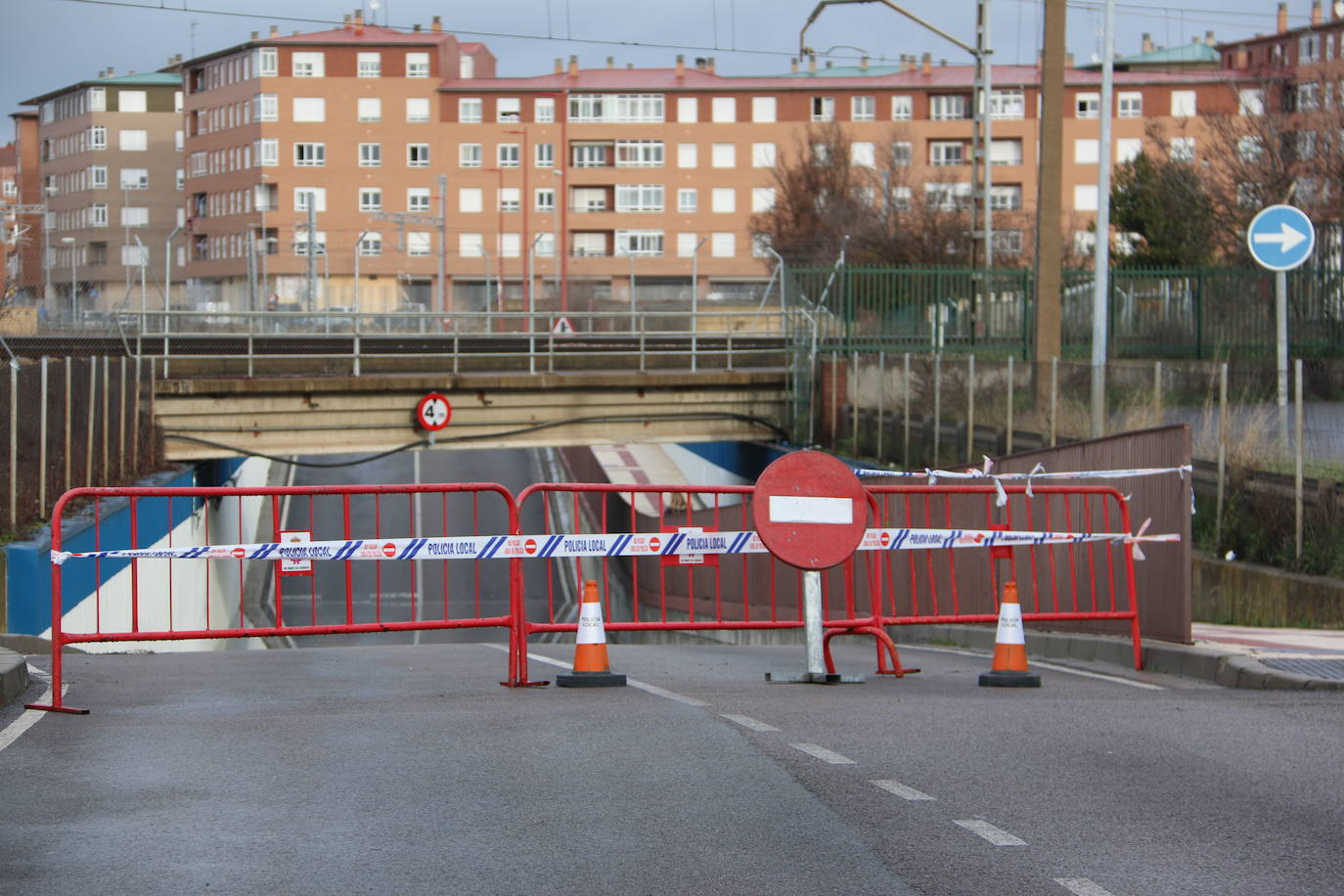 Un fallo en una bomba de agua propicia que el nivel freático suba y anegue este paso subterráneo de San Andrés del Rabanedo
