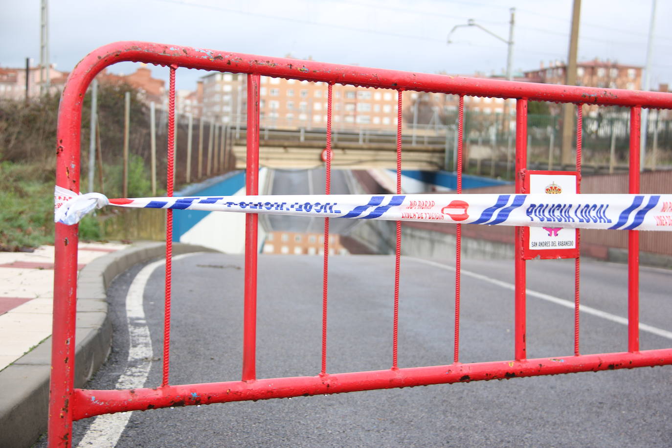 Un fallo en una bomba de agua propicia que el nivel freático suba y anegue este paso subterráneo de San Andrés del Rabanedo