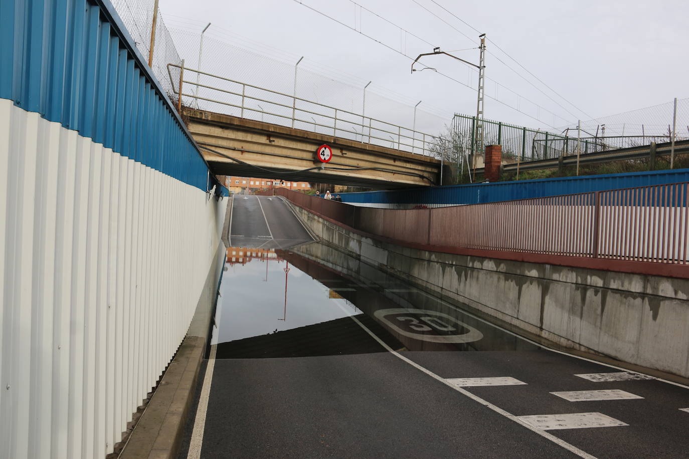 Un fallo en una bomba de agua propicia que el nivel freático suba y anegue este paso subterráneo de San Andrés del Rabanedo