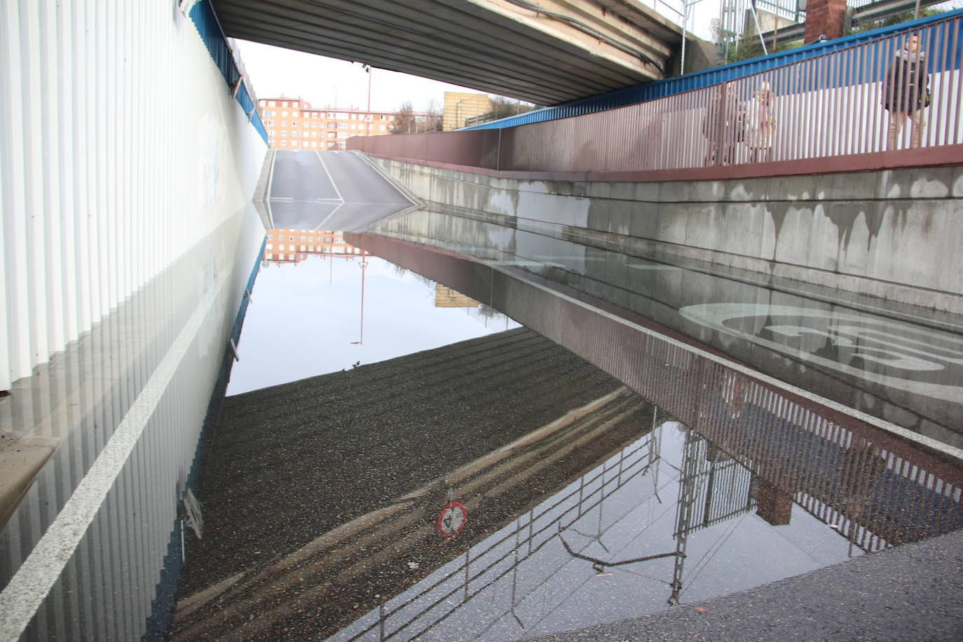 Un fallo en una bomba de agua propicia que el nivel freático suba y anegue este paso subterráneo de San Andrés del Rabanedo
