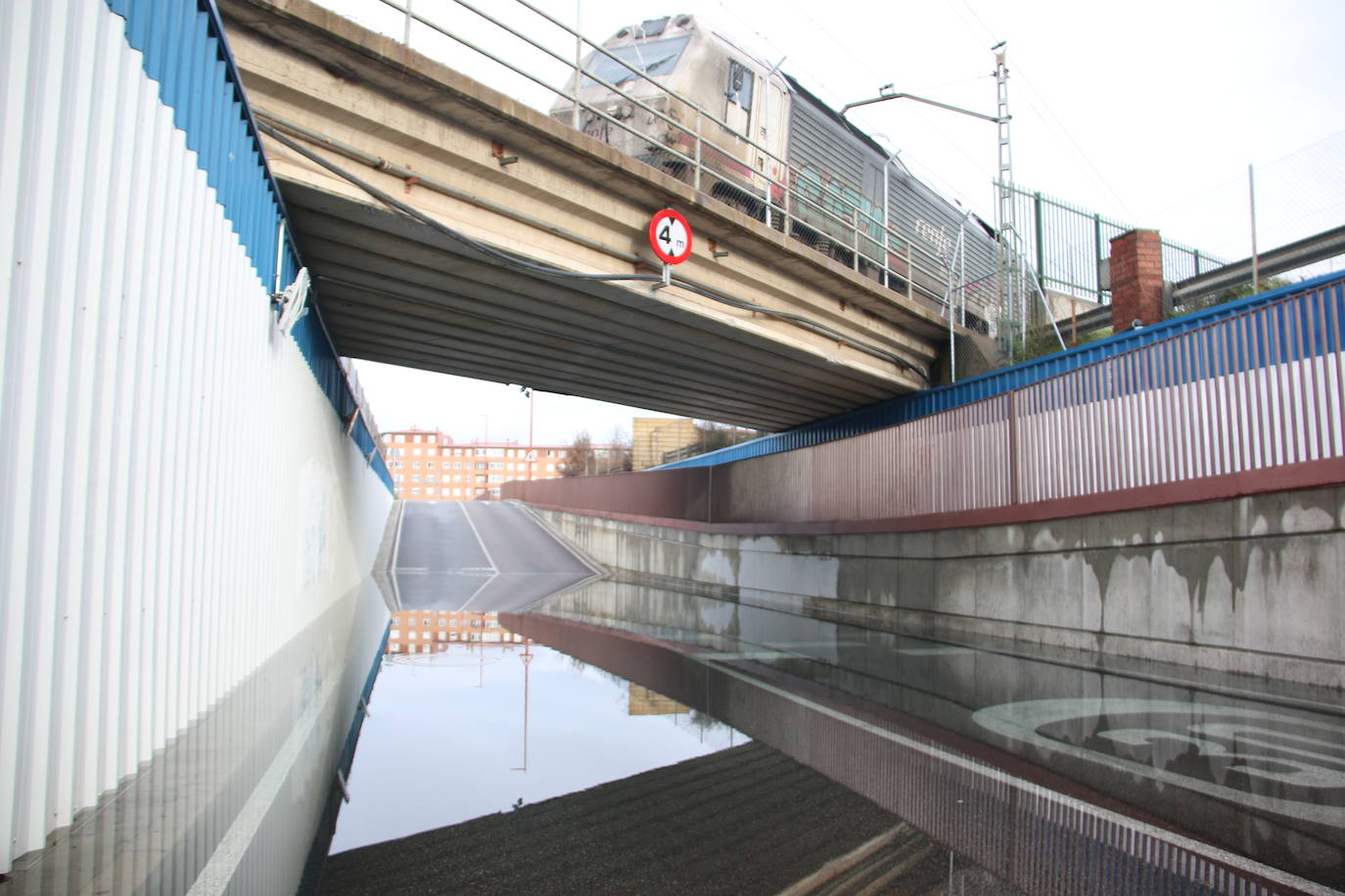 Un fallo en una bomba de agua propicia que el nivel freático suba y anegue este paso subterráneo de San Andrés del Rabanedo