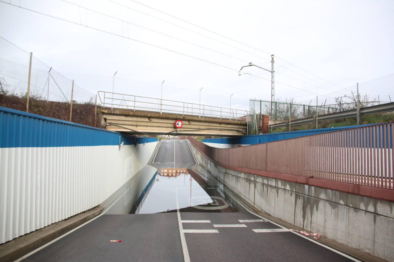 Un fallo en una bomba de agua propicia que el nivel freático suba y anegue este paso subterráneo de San Andrés del Rabanedo