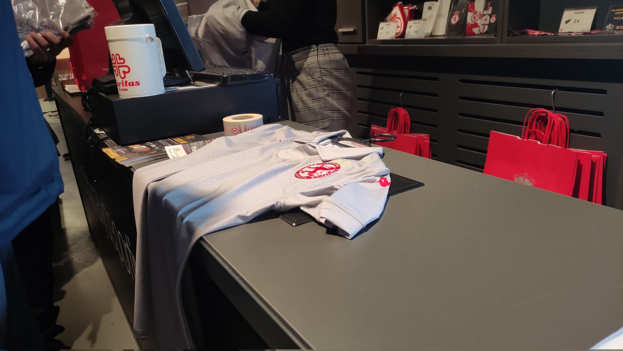 La tienda de la Cultural ha recibido a decenas de aficionados en el primer día de venta al público de la camiseta conmemorativa del Centenario