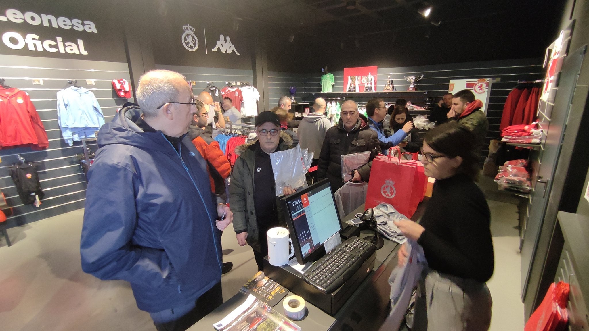 La tienda de la Cultural ha recibido a decenas de aficionados en el primer día de venta al público de la camiseta conmemorativa del Centenario