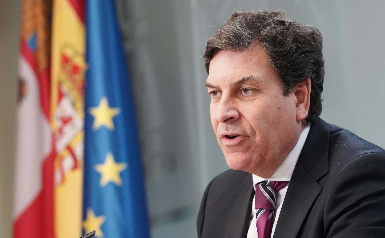 El consejero de Economía y Hacienda y portavoz, Carlos Fernández Carriedo, comparece en rueda de prensa posterior al Consejo de Gobierno.