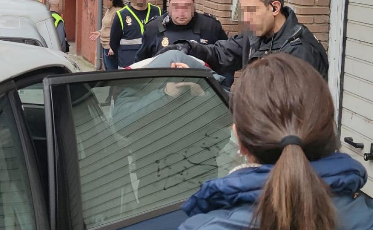 Momento en el que el presunto autor del crimen es llevado a realizar el registro de su domicilio.