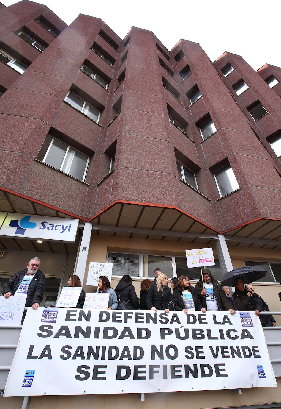 Concentración contra el cierre de la urgencias de pediatría en el centro de salud de Pico Tuerto de Ponferrada